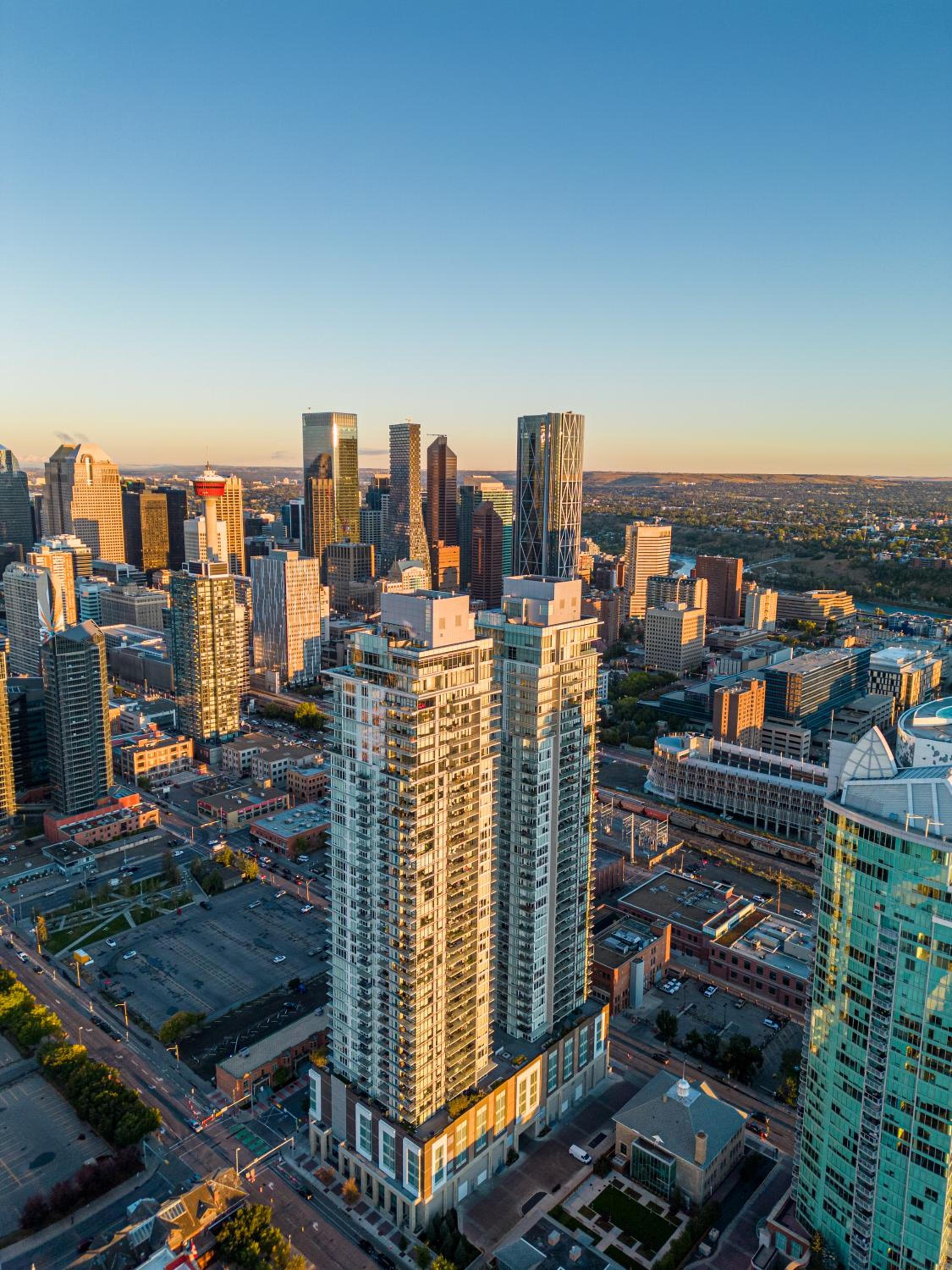 Modern Suite Calgary Downtown 5 min walk Stampede