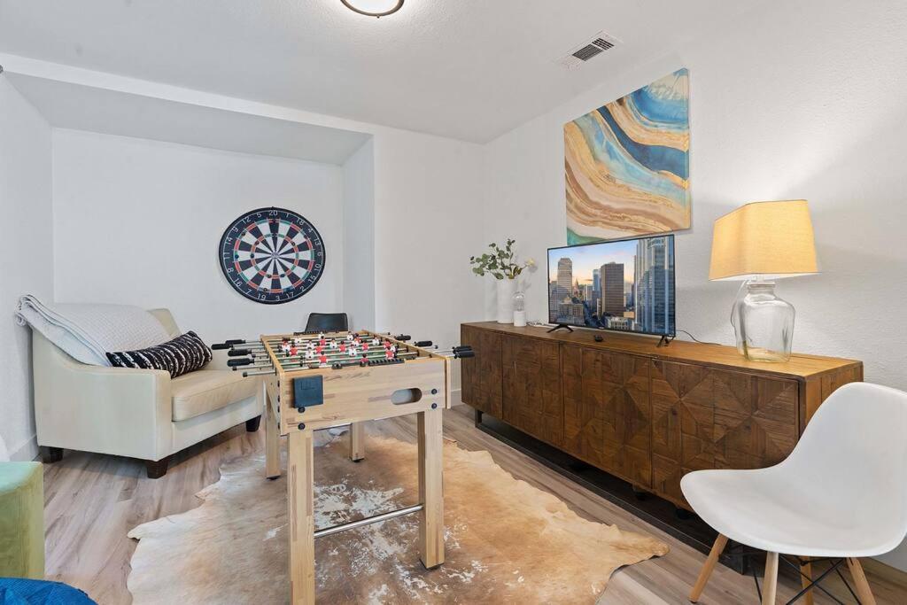 Farbenfroh, 3BD, Fire Pit Backyard, 5 minute to Downtown view 5