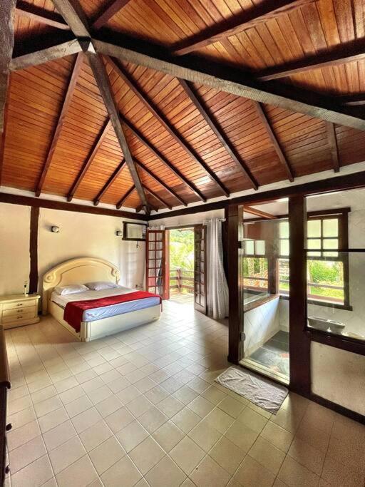 Casa especial com piscina e jardim