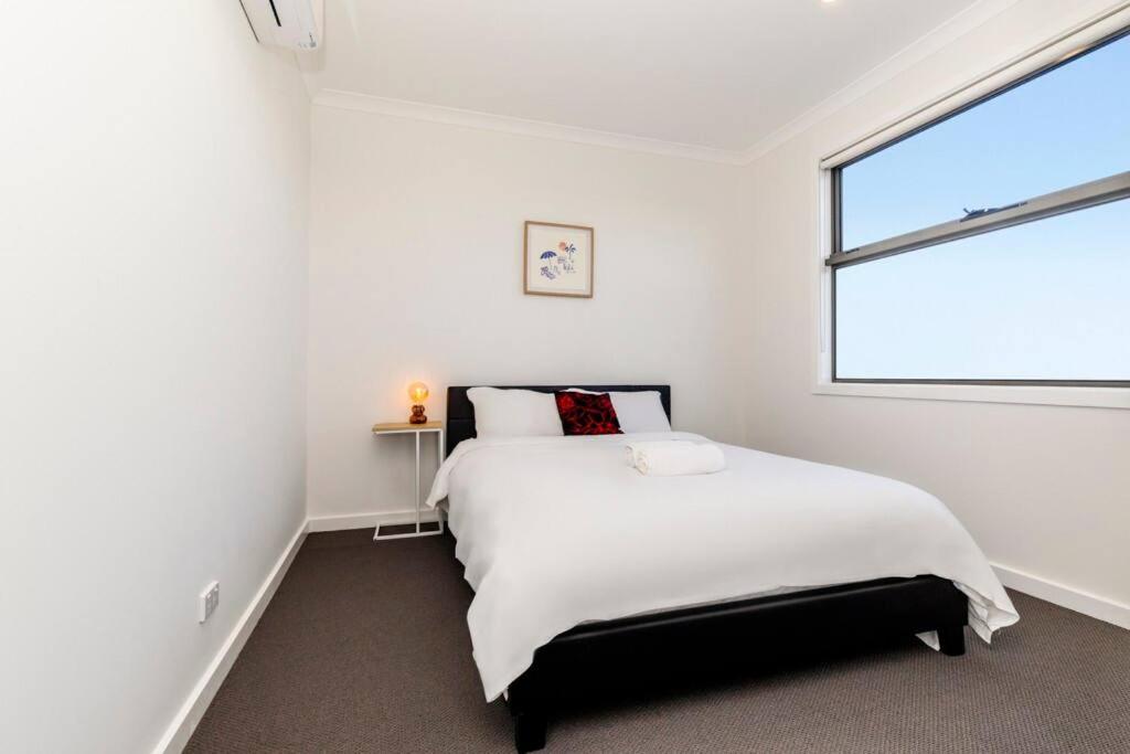 4 Bedrooms Lovely House in Clayton Central