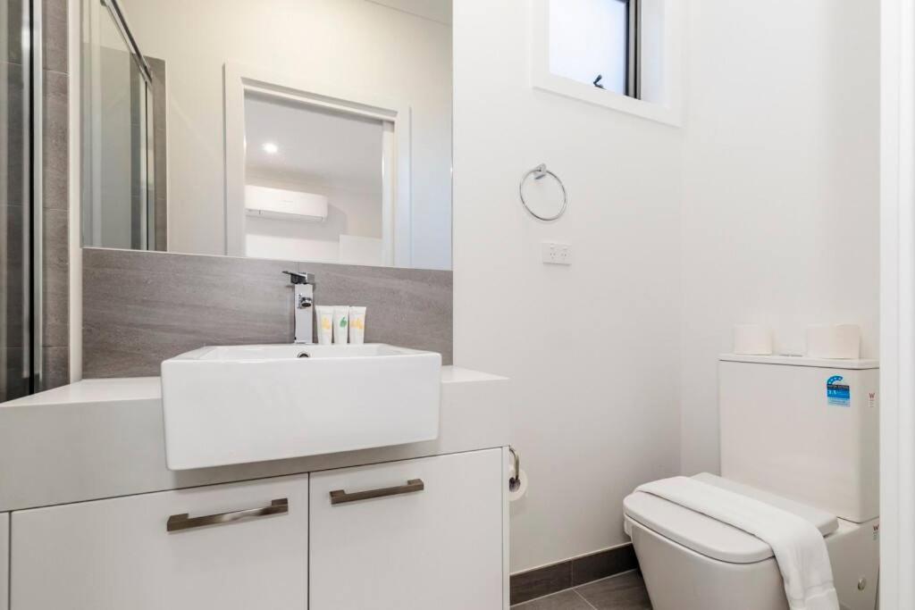 4 Bedrooms Lovely House in Clayton Central
