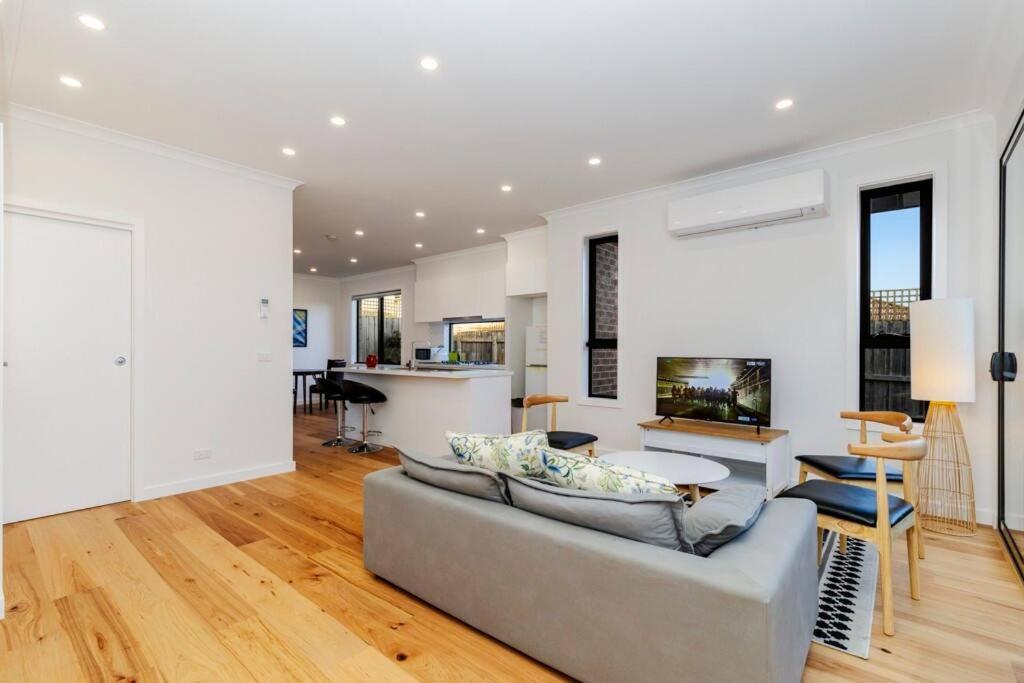 4 Bedrooms Lovely House in Clayton Central