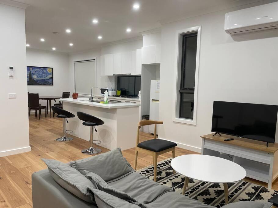 4 Bedrooms Lovely House in Clayton Central