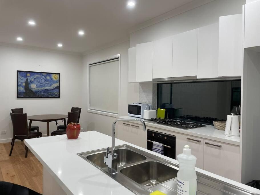 4 Bedrooms Lovely House in Clayton Central