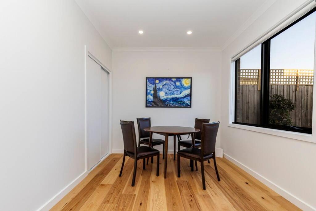4 Bedrooms Lovely House in Clayton Central