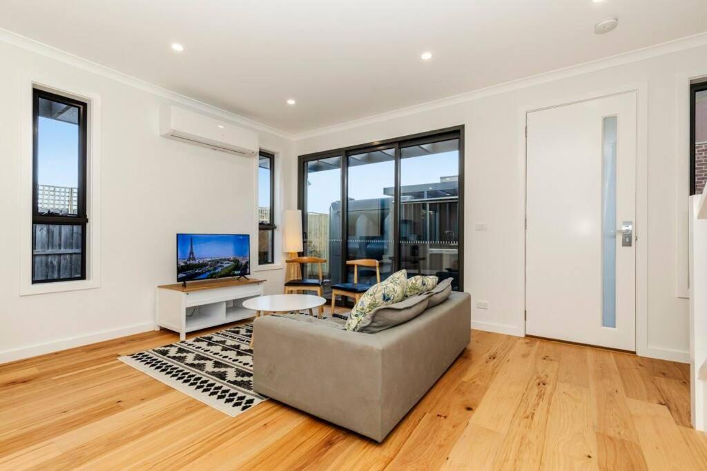 4 Bedrooms Lovely House in Clayton Central