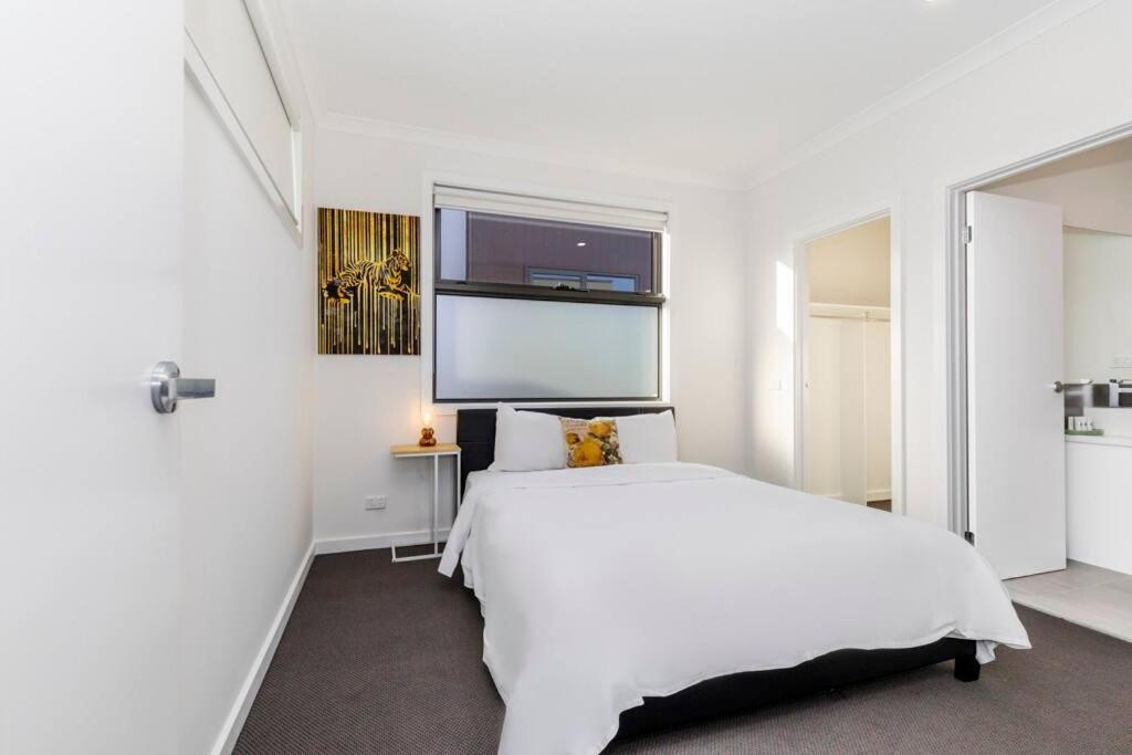 4 Bedrooms Lovely House in Clayton Central