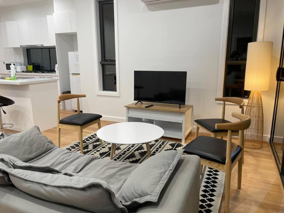 4 Bedrooms Lovely House in Clayton Central