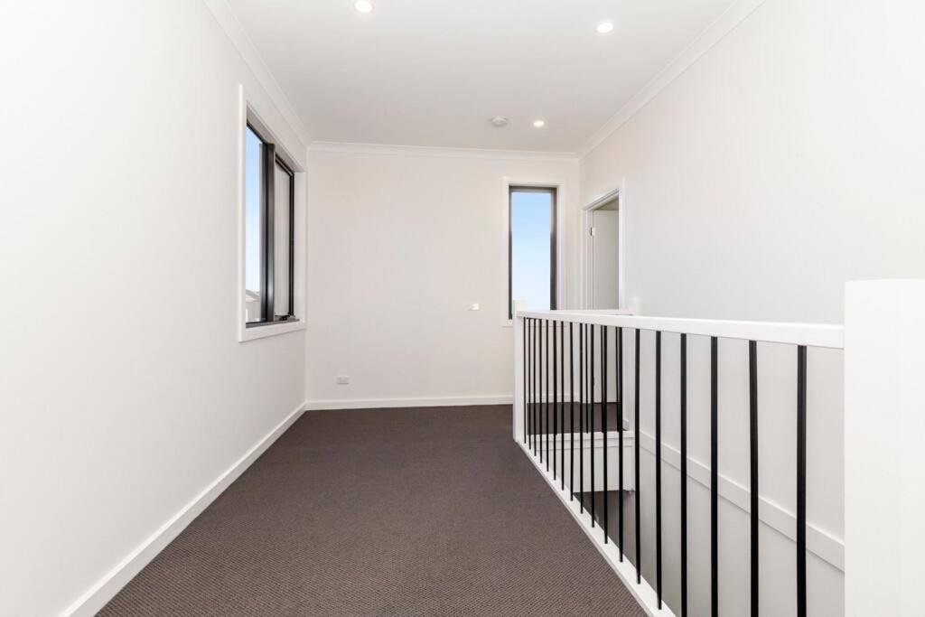 4 Bedrooms Lovely House in Clayton Central