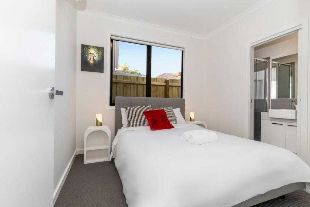 4 Bedrooms Lovely House in Clayton Central