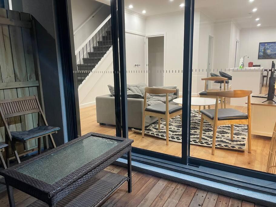 4 Bedrooms Lovely House in Clayton Central