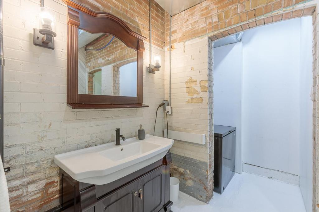Renovated Church Hamilton! Guest Suite