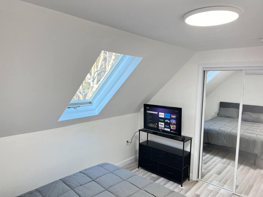 5min Gillette Stadium! Sleeps 12 view 3