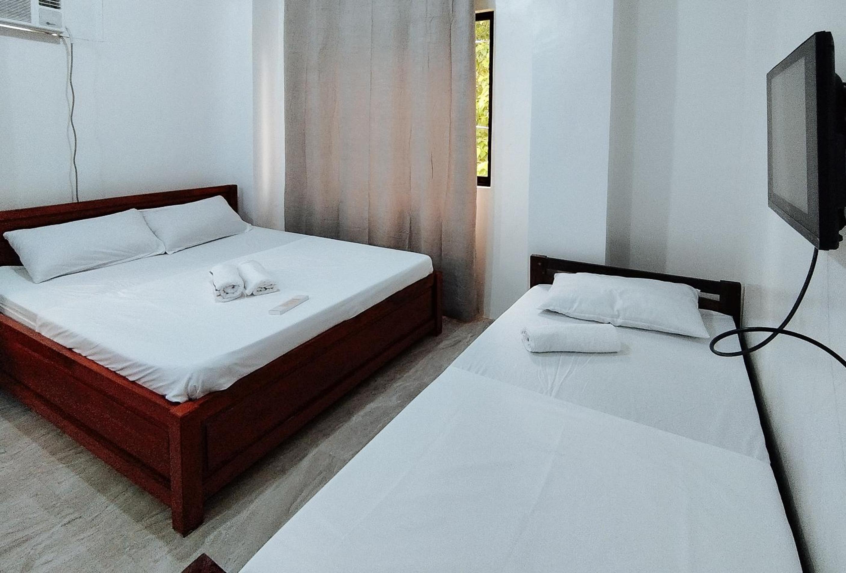 RedDoorz at Elton Guesthouse view 4