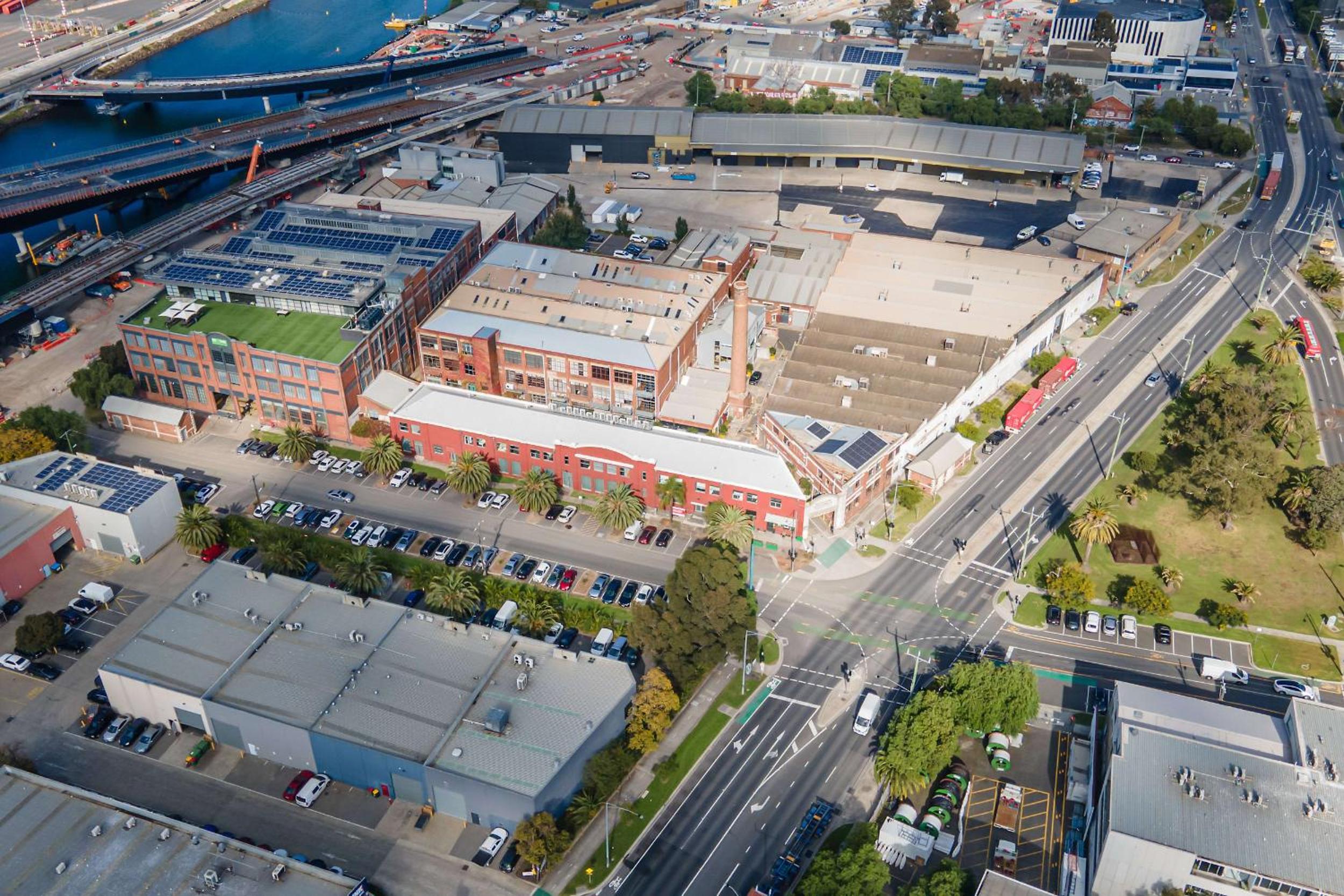 Spacious Warehouse Conversion 2 Bdrms & Parking