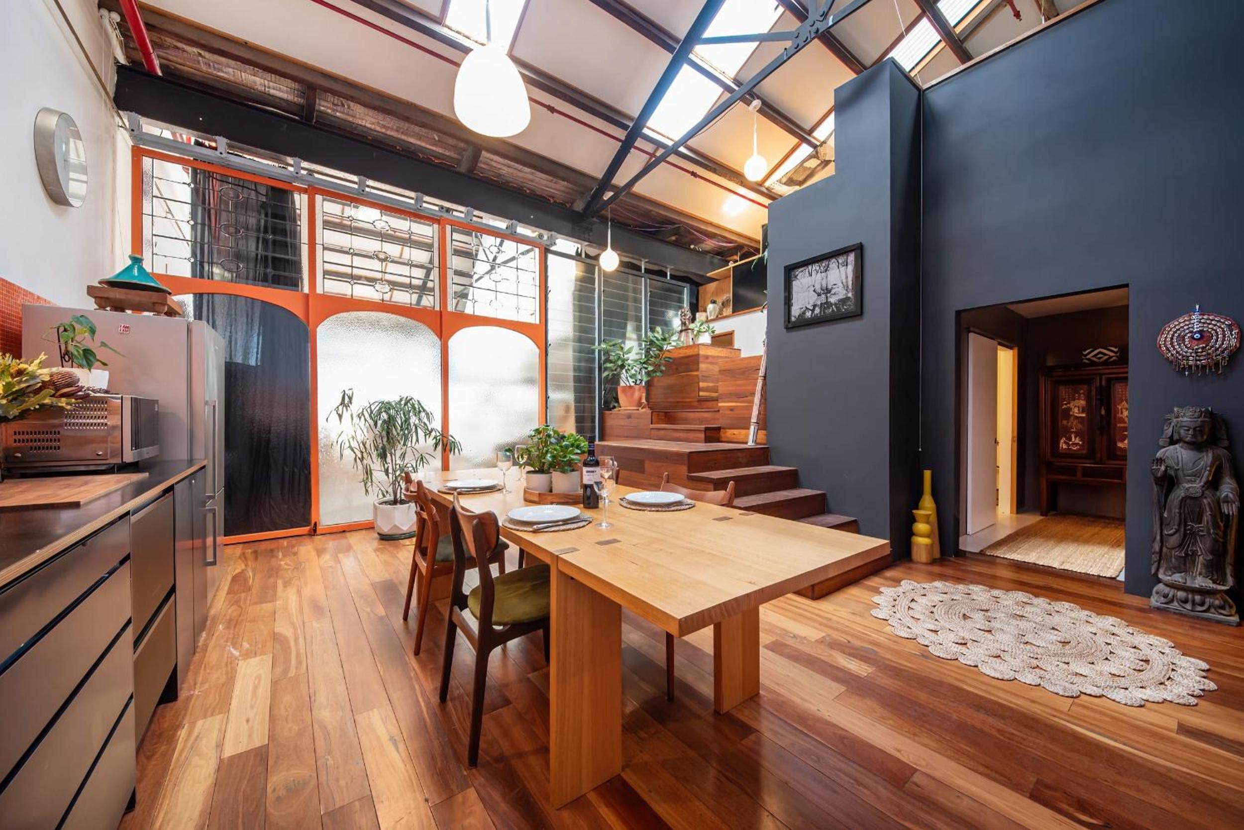 Spacious Warehouse Conversion 2 Bdrms & Parking