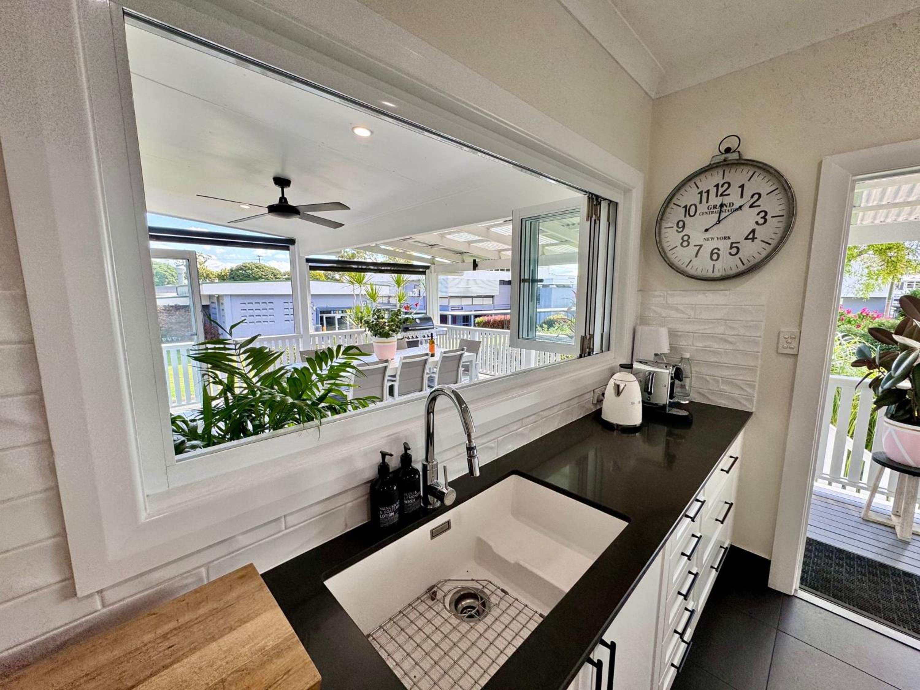 3 Bdrm Queenslander Outdoor Dining Pool & Parking