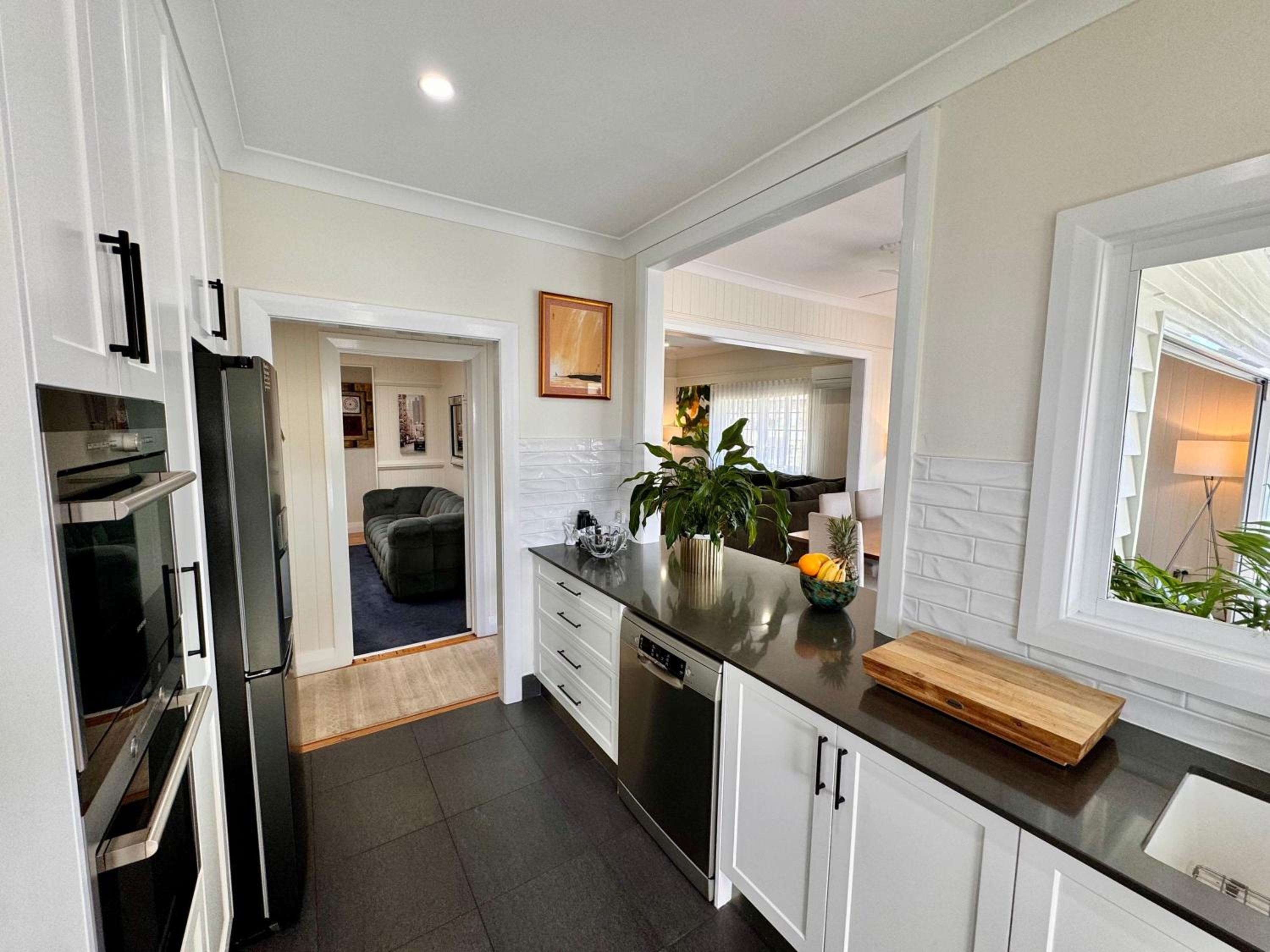 3 Bdrm Queenslander Outdoor Dining Pool & Parking