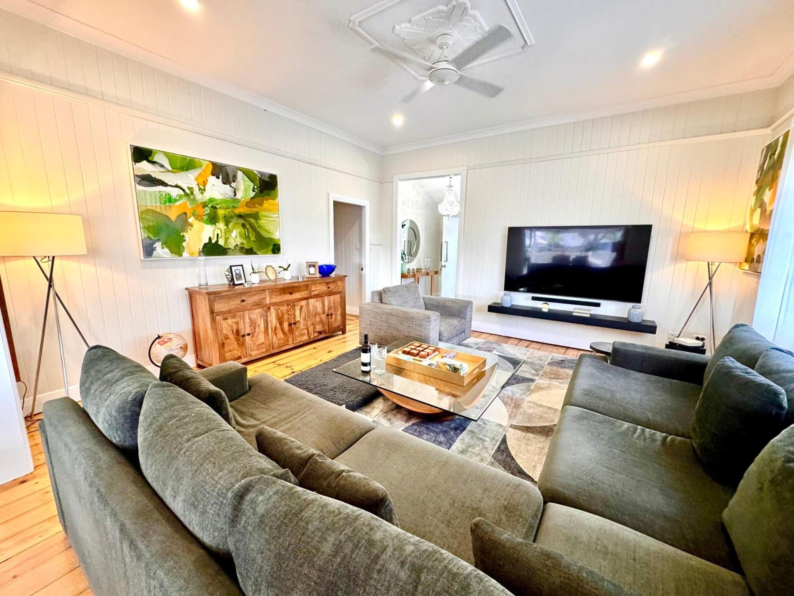 3 Bdrm Queenslander Outdoor Dining Pool & Parking