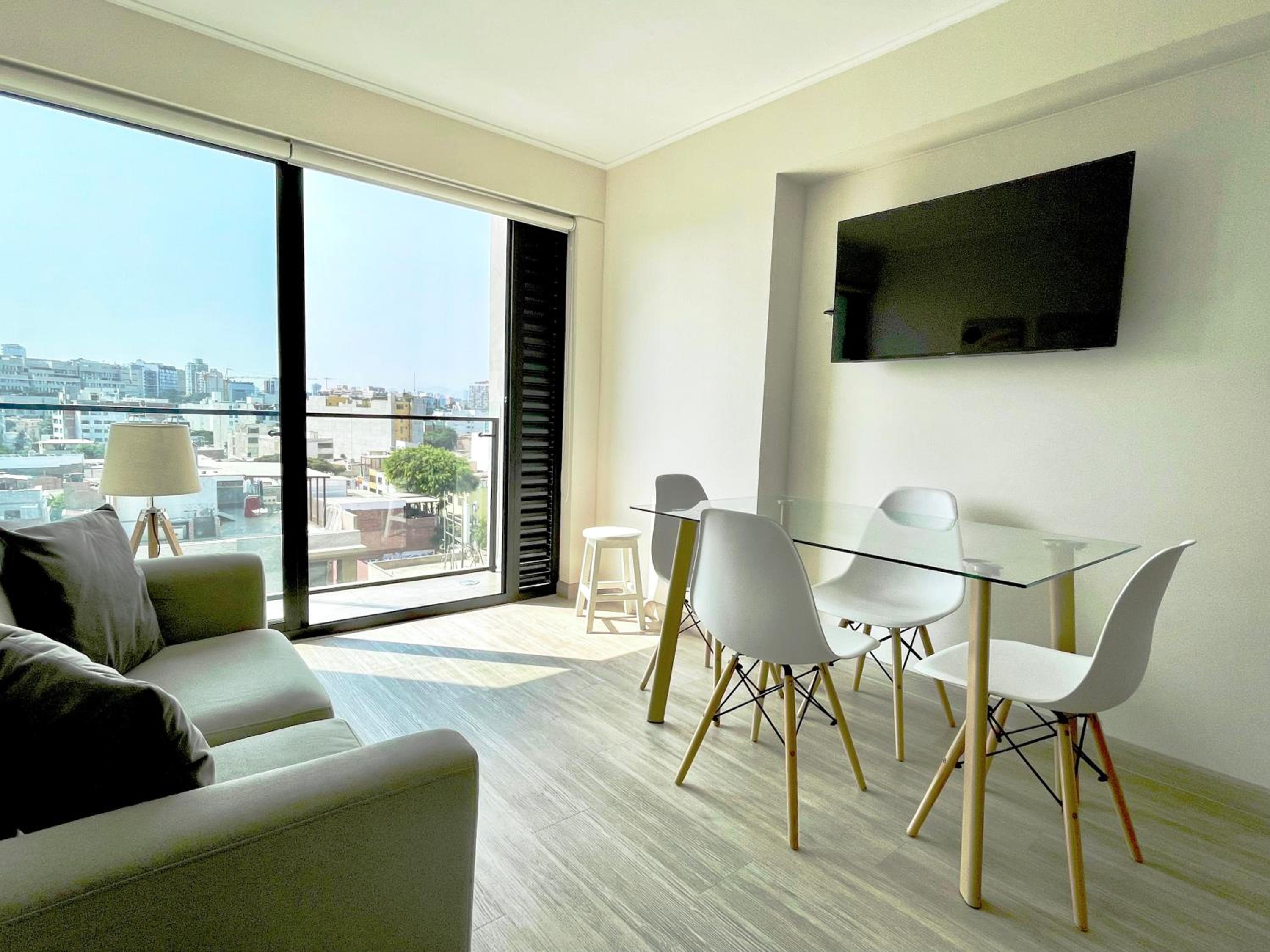 Side Sea View 2BR Apt - Barranco near Miraflores view 3