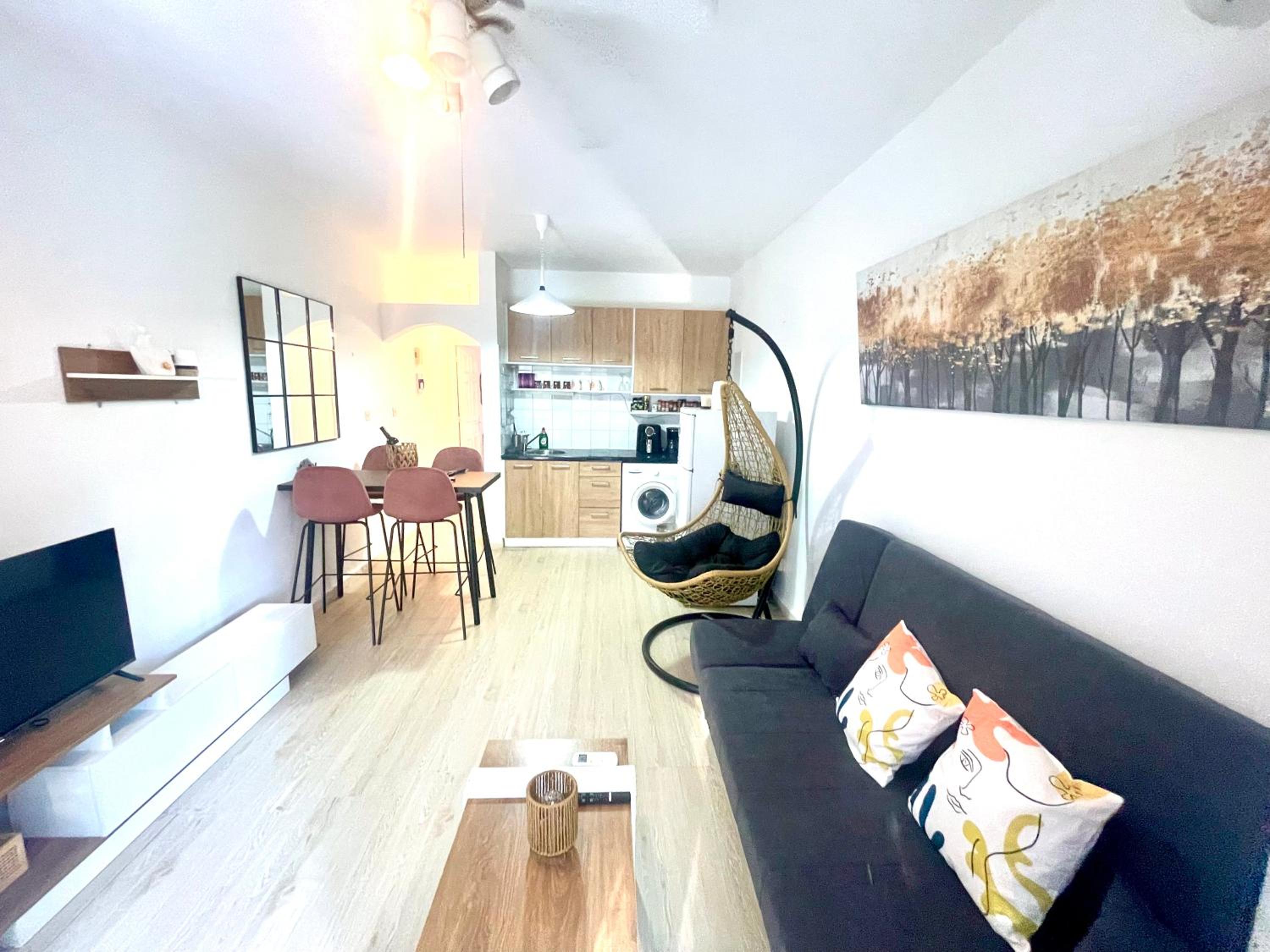 Ibiscus Pool & Garden Apartment Walk to Beach, Harbour & Castle, Kato Paphos
