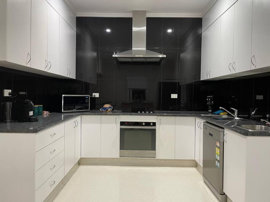 One Forty Four - Stylish & central family accom
