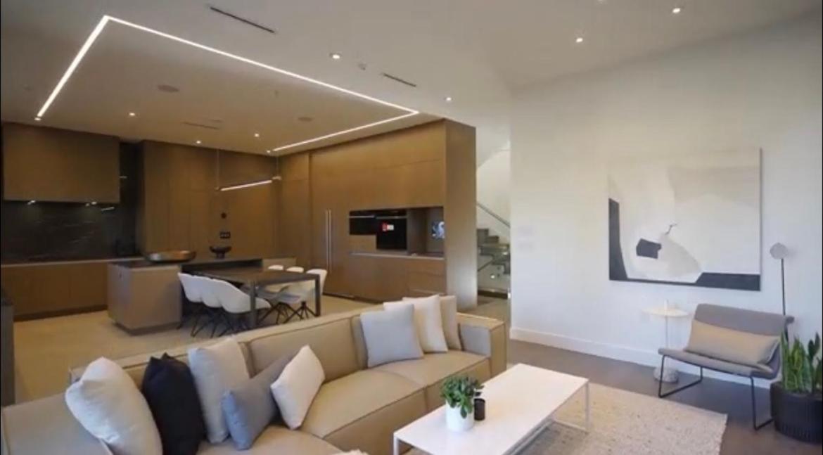 Hotel Luxury Modern New House in Central Vancouver - Image 1