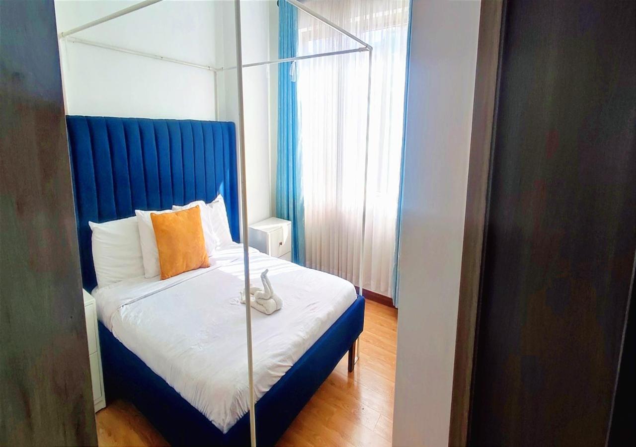 Luxurious 3 Bed 4 Bath Condo view 4