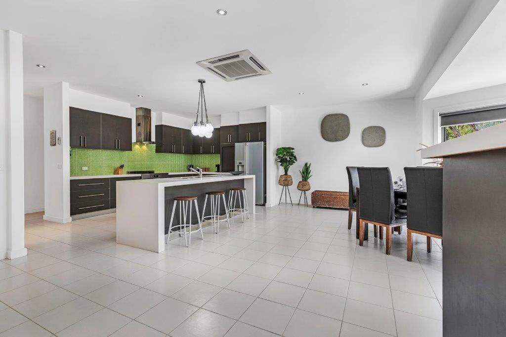 Riverlyne - Riverfront Holiday Home