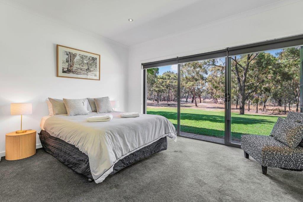 Riverlyne - Riverfront Holiday Home