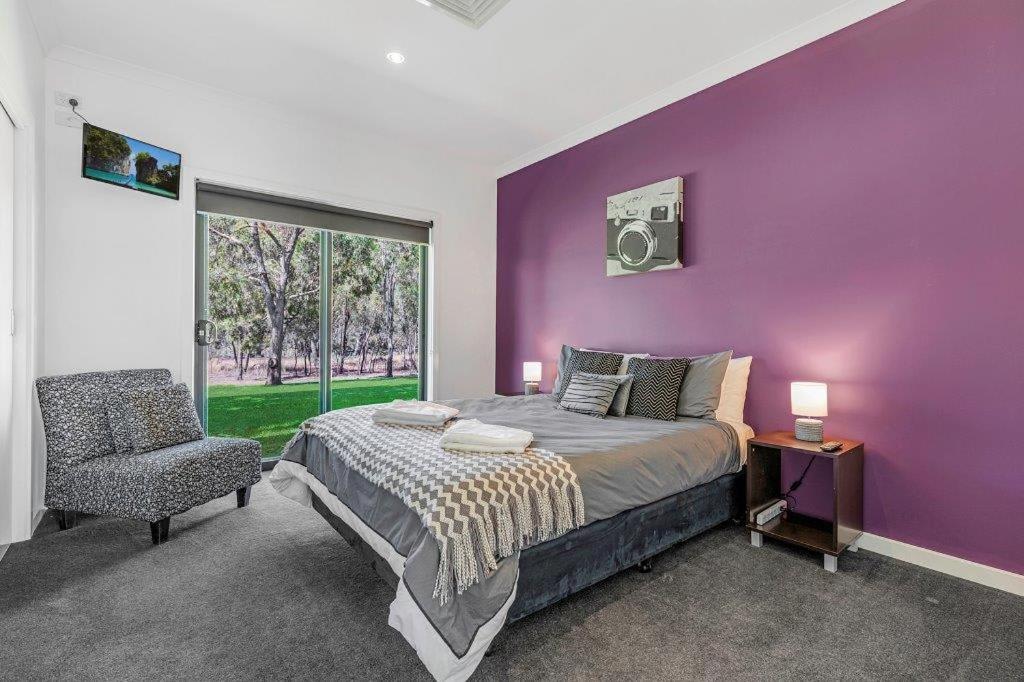 Riverlyne - Riverfront Holiday Home