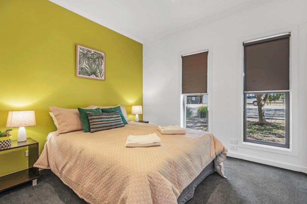 Riverlyne - Riverfront Holiday Home