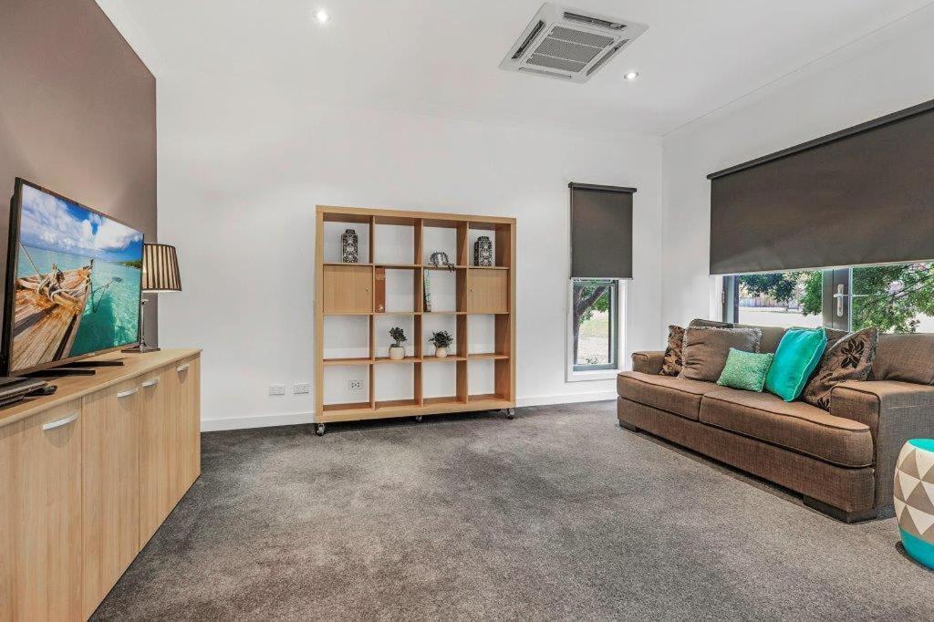Riverlyne - Riverfront Holiday Home