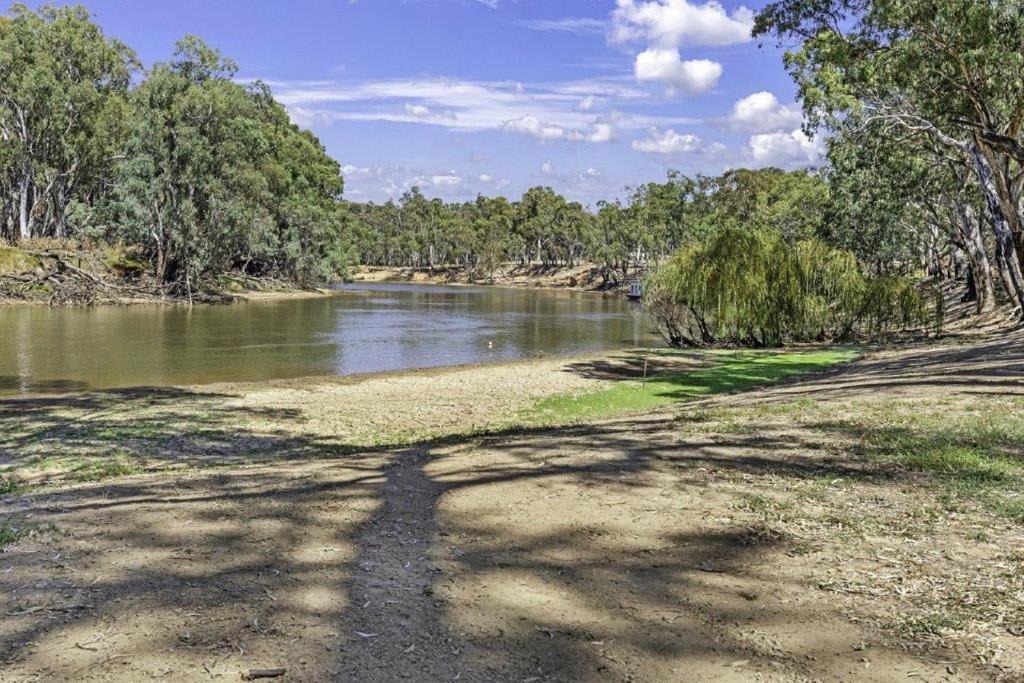 Riverlyne - Riverfront Holiday Home