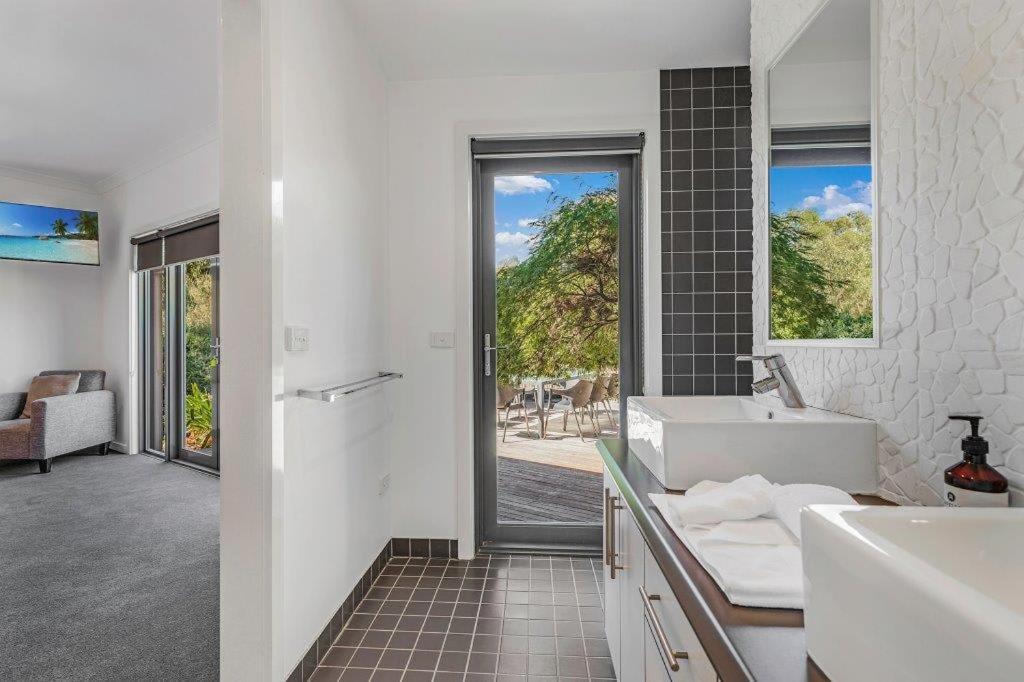 Riverlyne - Riverfront Holiday Home