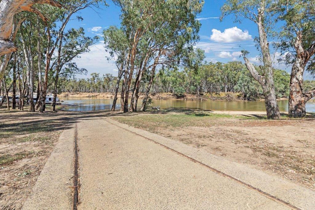 Riverlyne - Riverfront Holiday Home