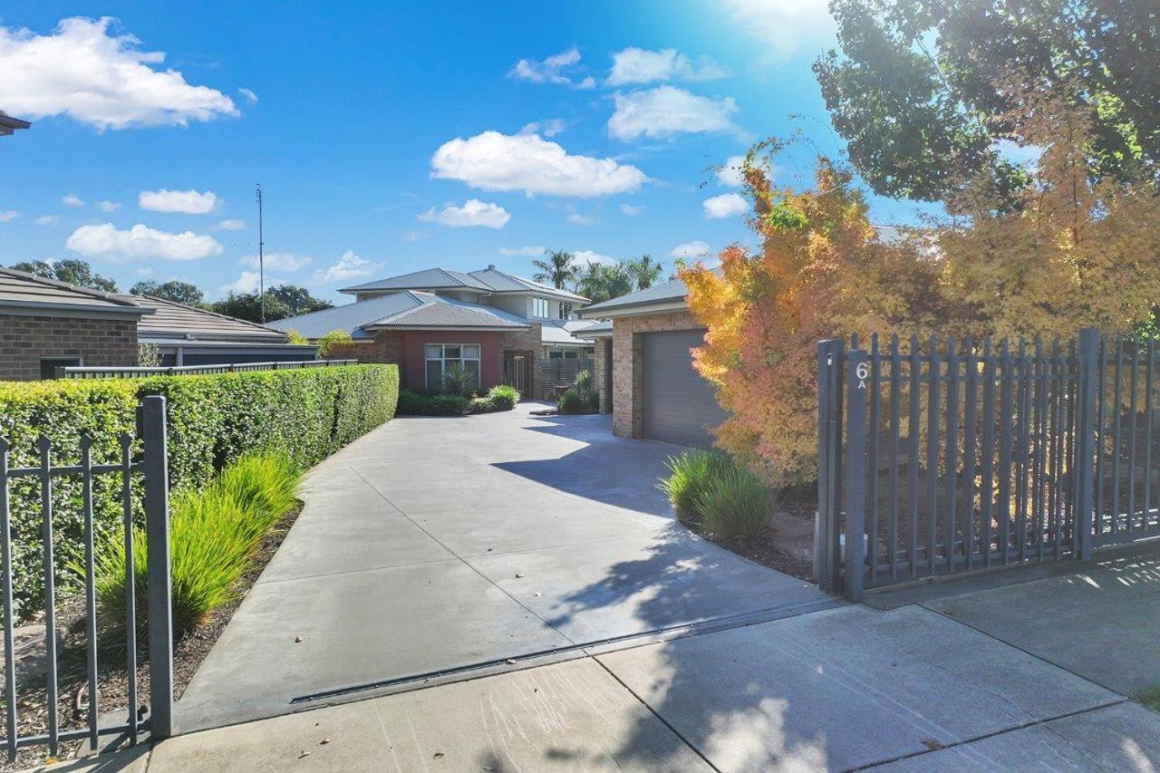 Blair Street - Luxury Home with Pool and Theatre
