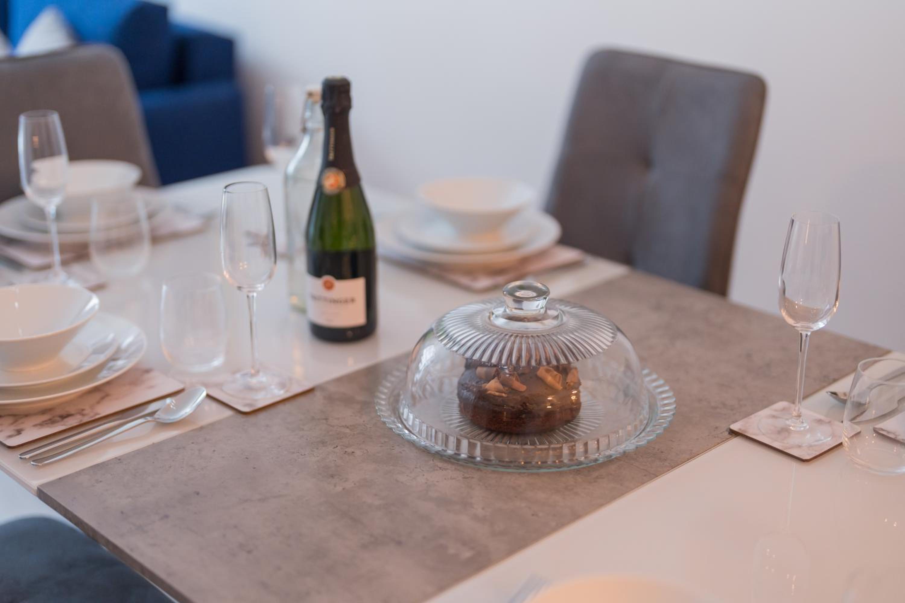 Luxurious 2 Bed Birmingham House Free parking - Sleeps 6 view 2