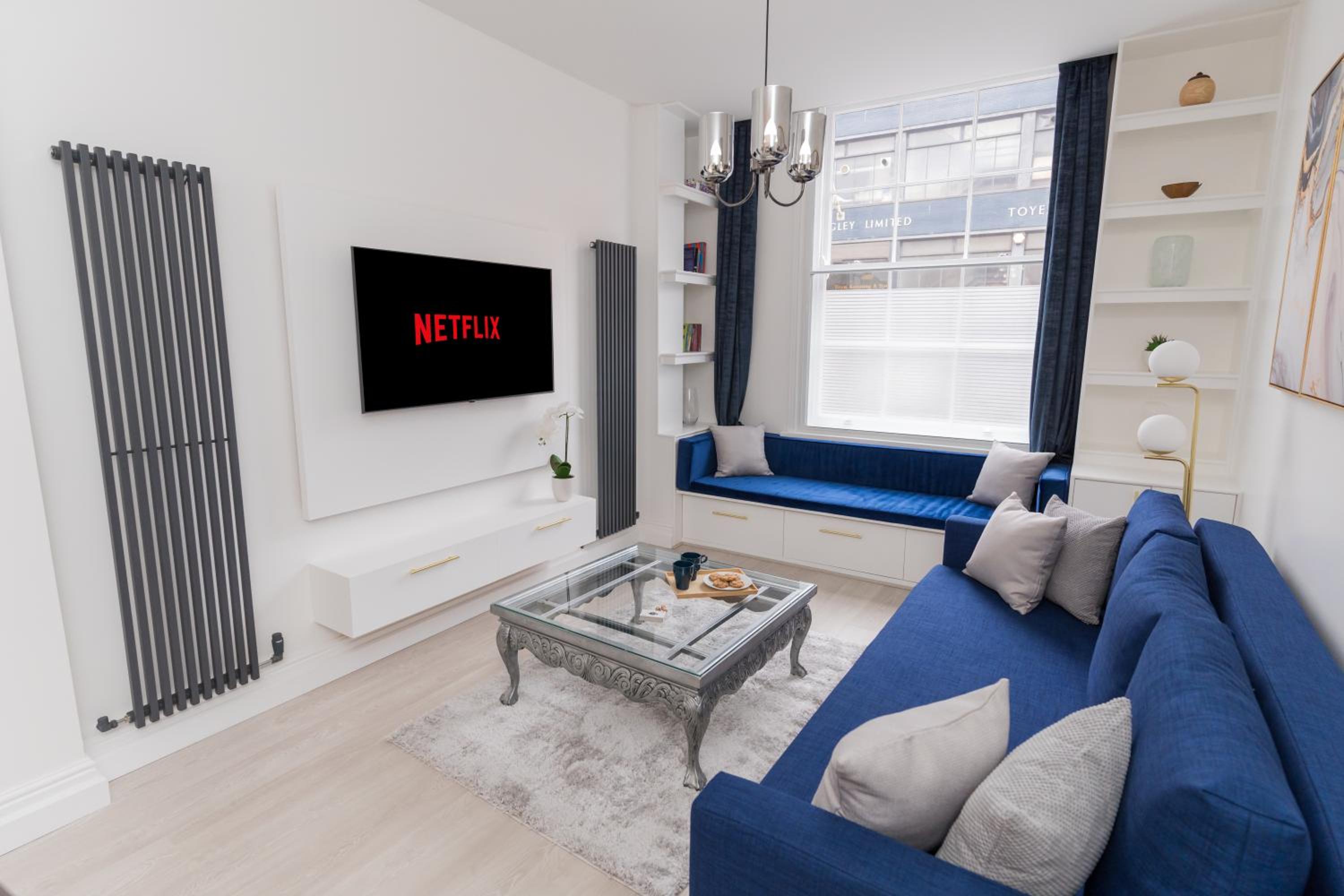 Luxurious 2 Bed Birmingham House Free parking - Sleeps 6 view 3