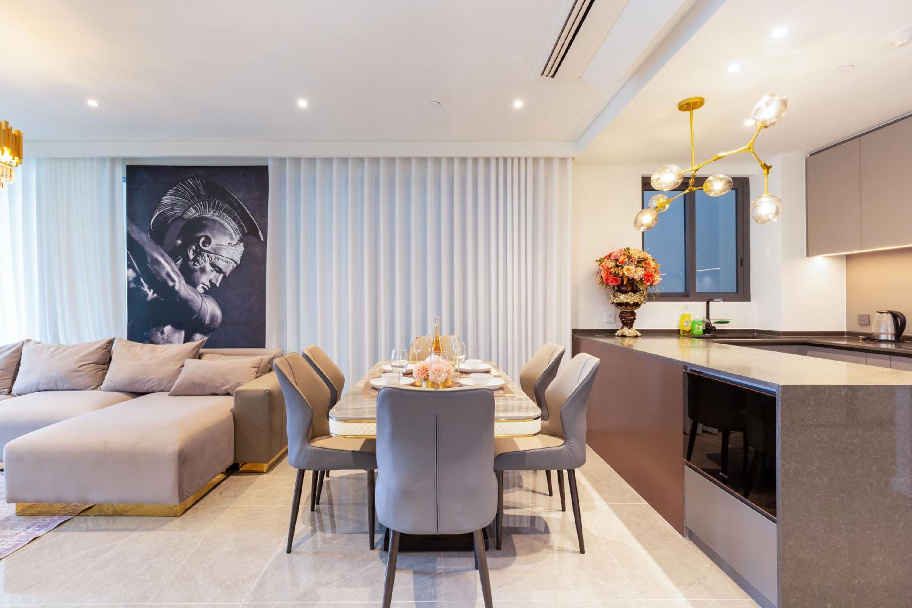 THE METROPOLE -Complex 
