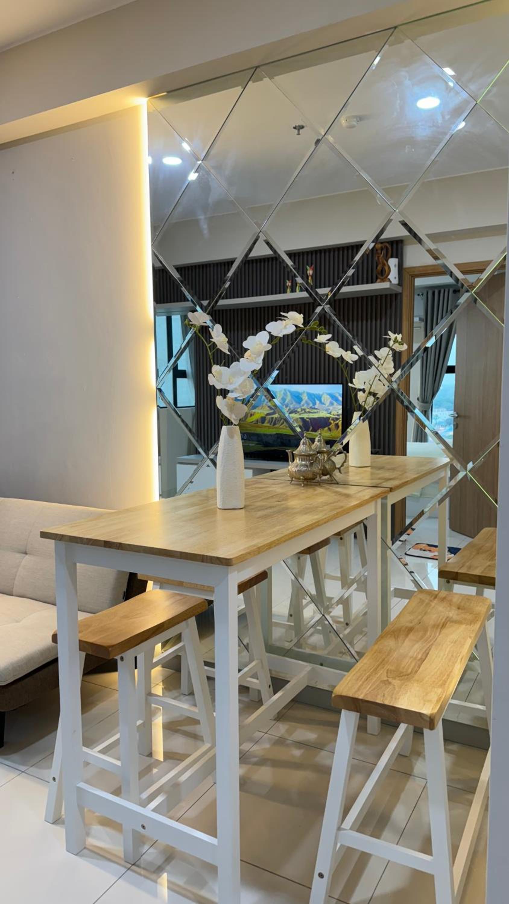 Corner High floor 2BR apartment Batam view 2