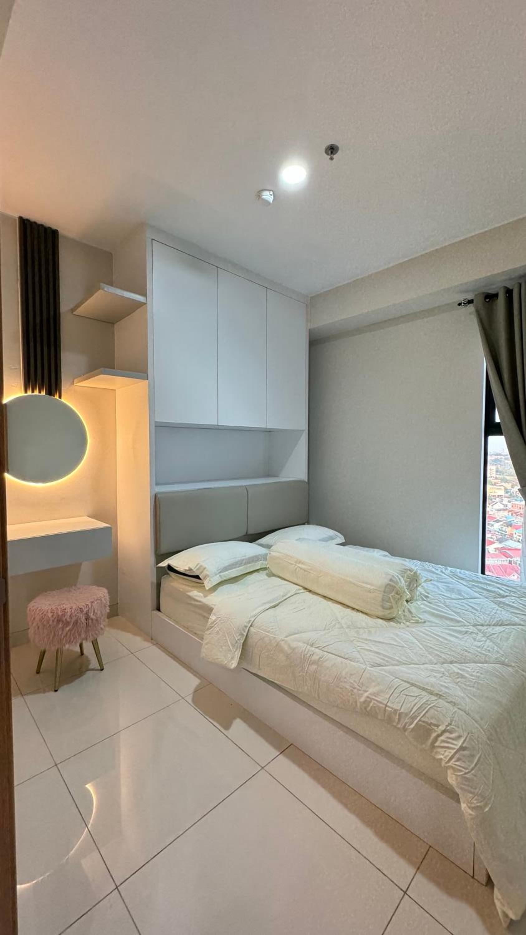 Corner High floor 2BR apartment Batam view 3