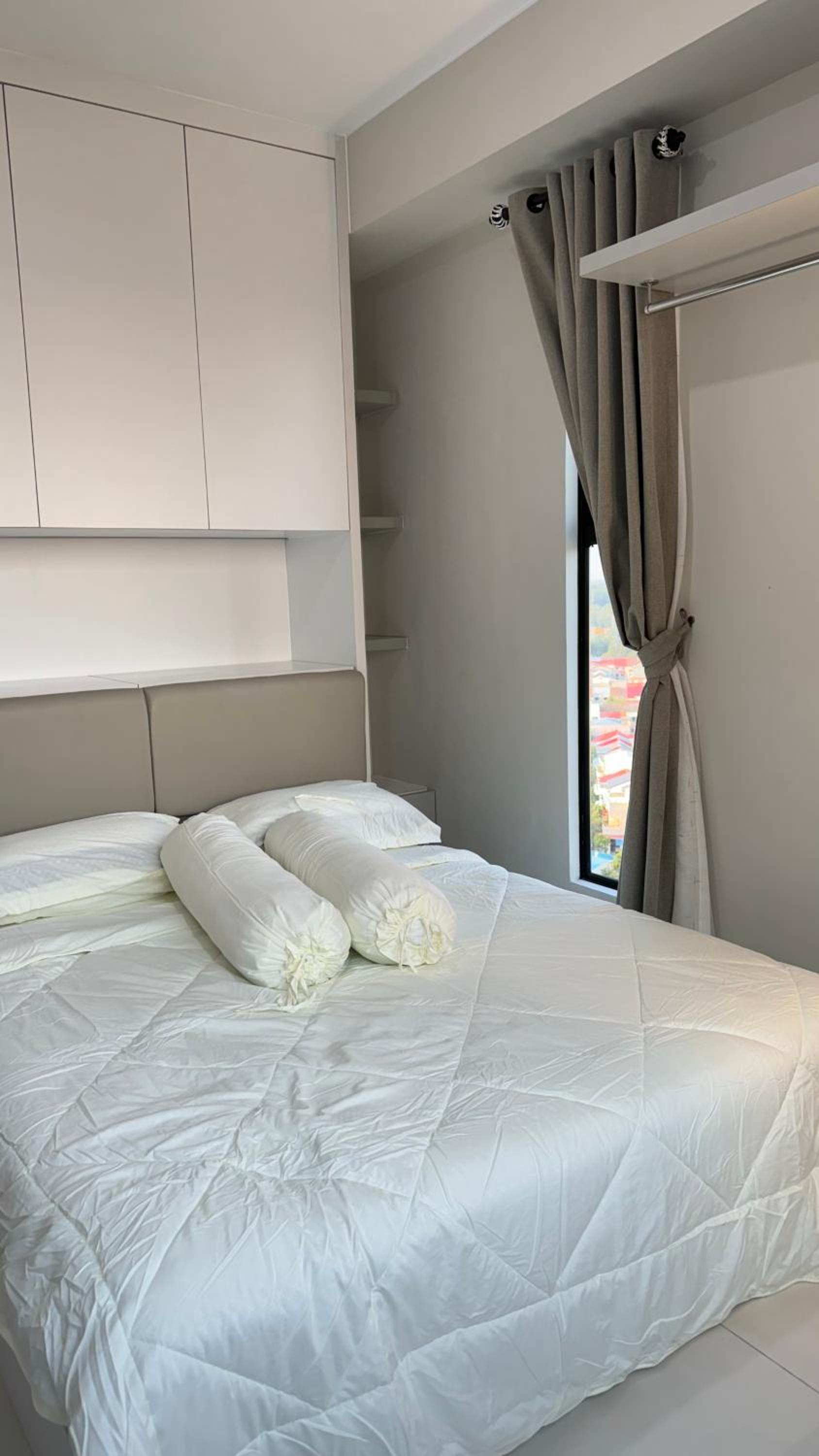 Corner High floor 2BR apartment Batam view 4