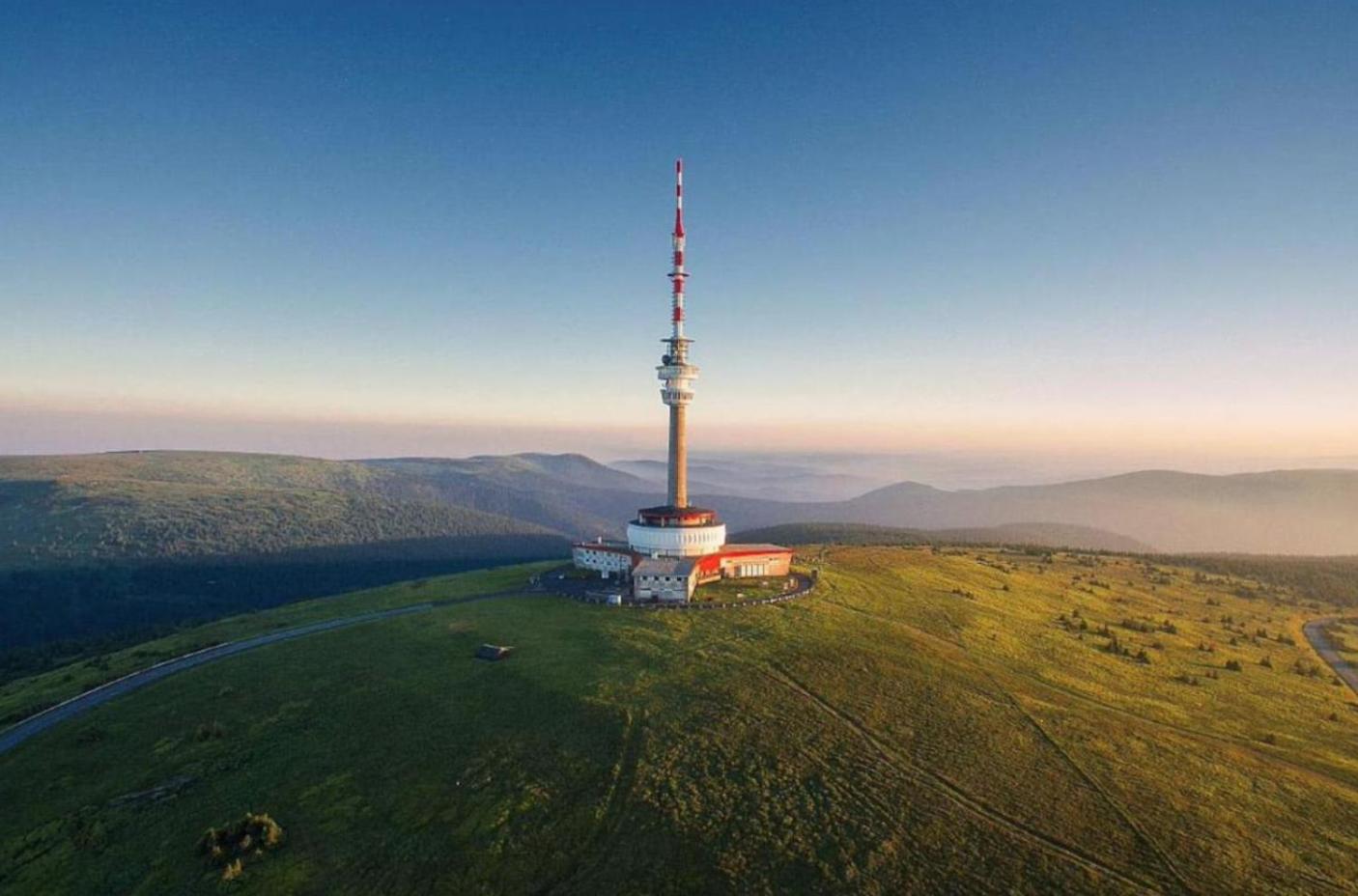 Forest retreat apartino - u lesa, parkování zdarma, Starlink 250 Mbs, terasa & grill, soukromé ohniště, nespresso, netflix