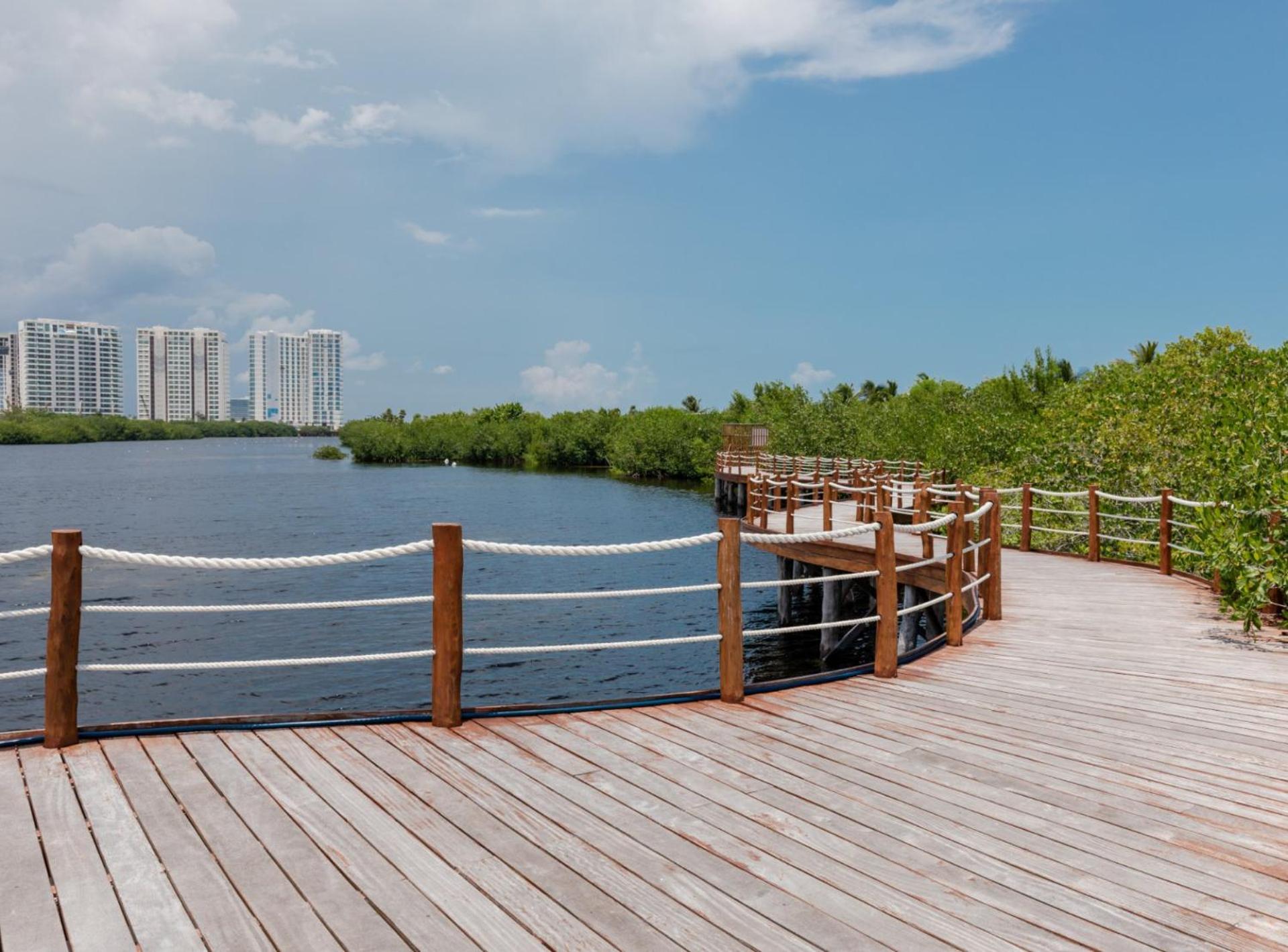 Luxurious 4BR condo by the beach - Rooftop pool