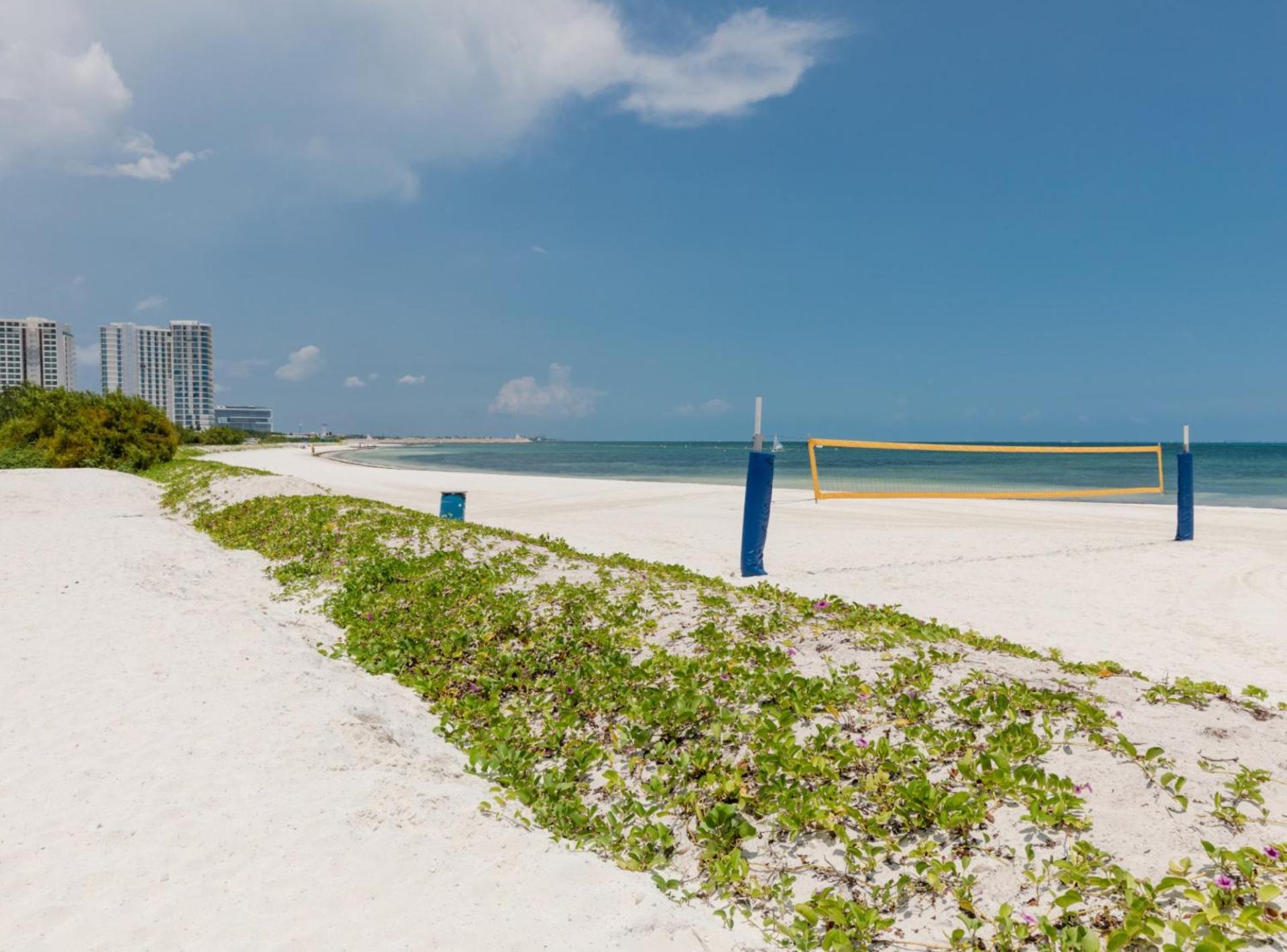 Luxurious 4BR condo by the beach - Rooftop pool