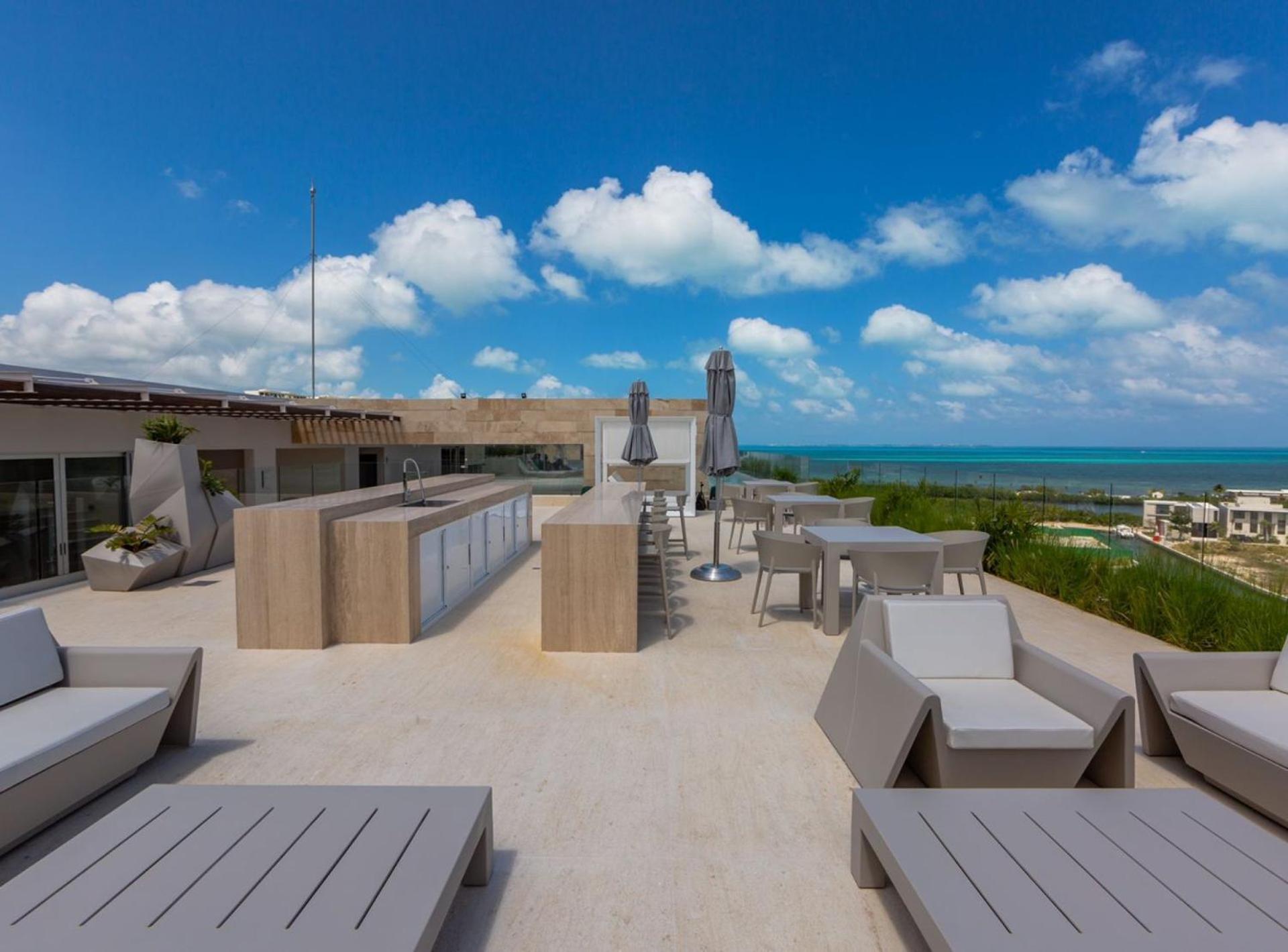 Luxurious 4BR condo by the beach - Rooftop pool