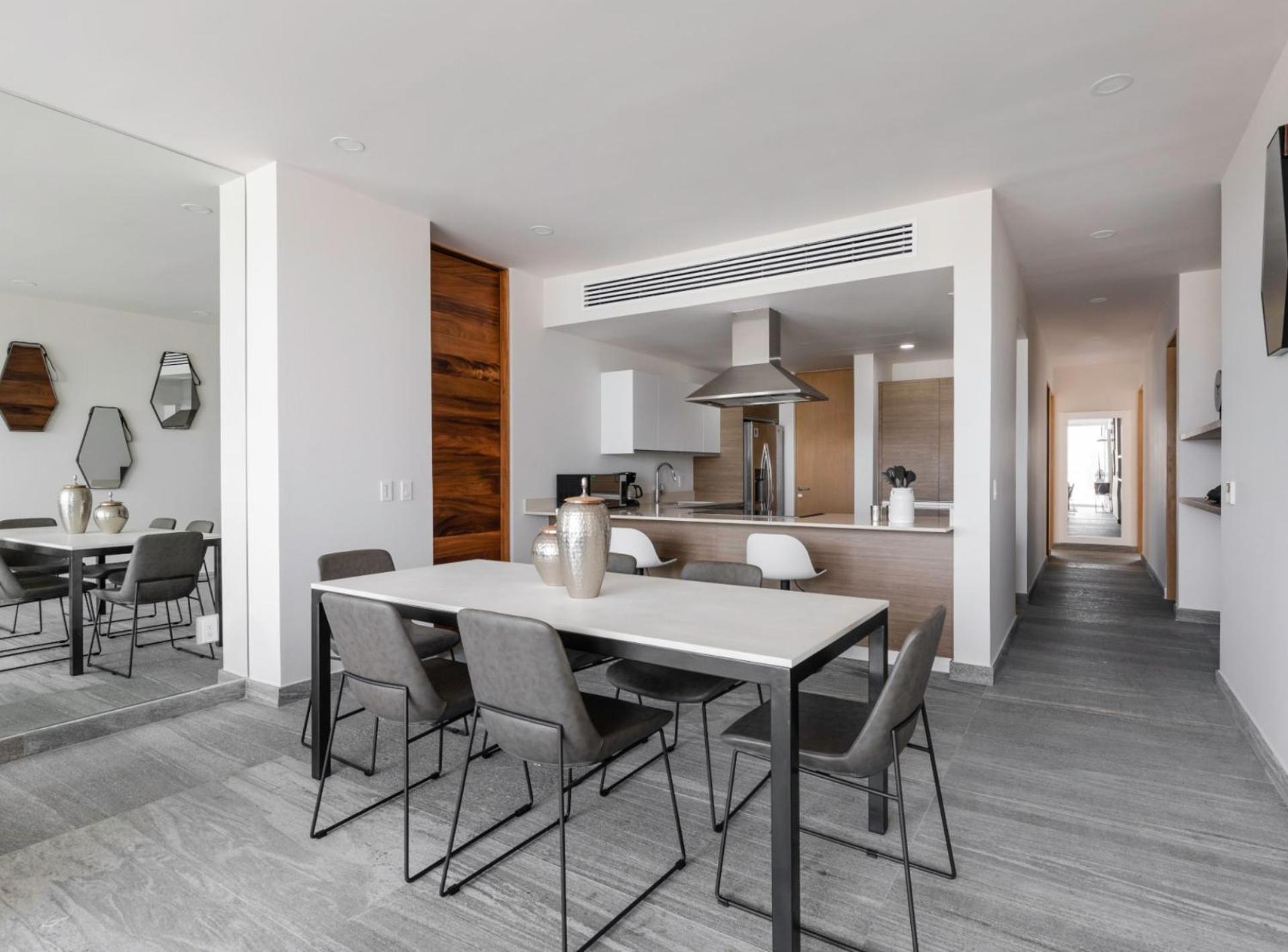 Luxurious 4BR condo by the beach - Rooftop pool