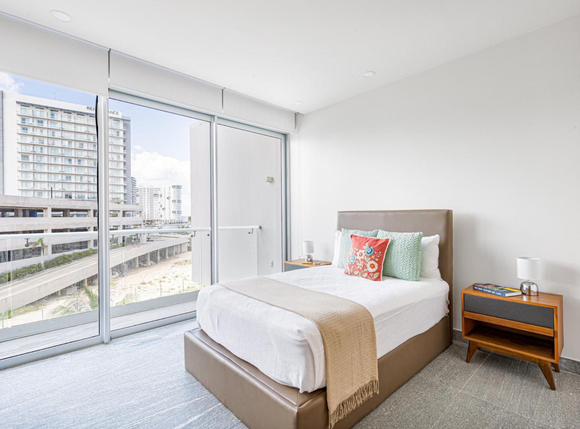 Luxurious 4BR condo by the beach - Rooftop pool