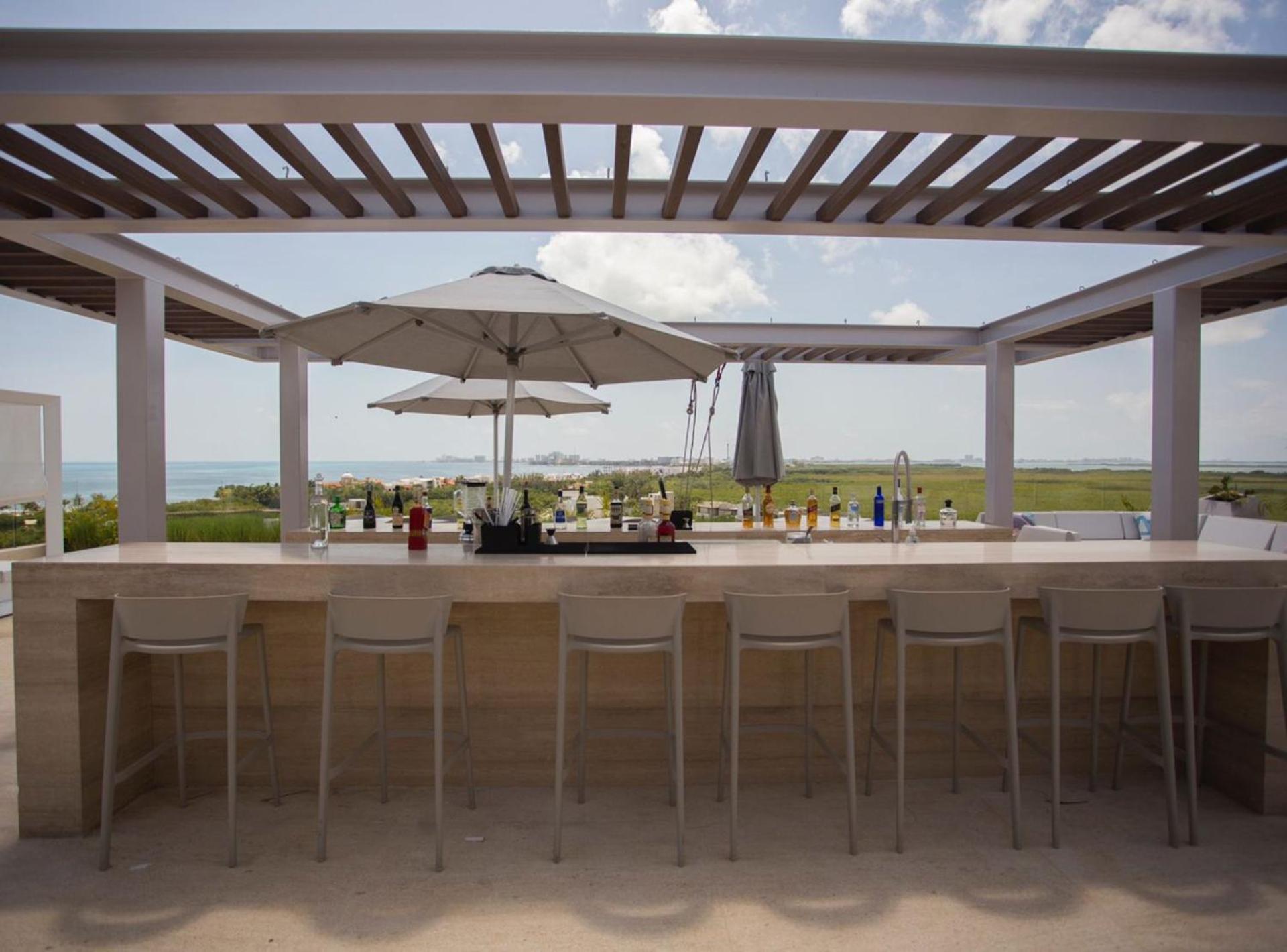 Luxurious 4BR condo by the beach - Rooftop pool
